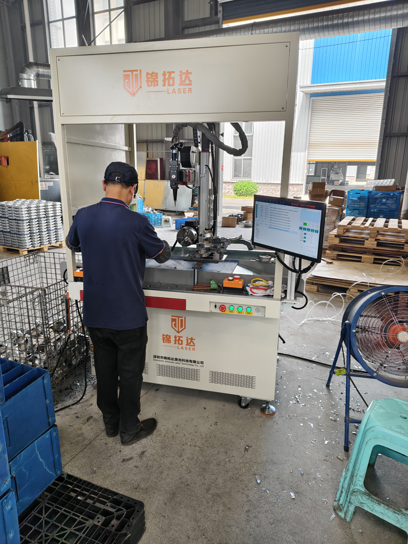 锦拓达水口切割机-新款双工位水口激光切割机-水口切割机压铸厂应用现场-铝合金压铸件-修边机.jpg